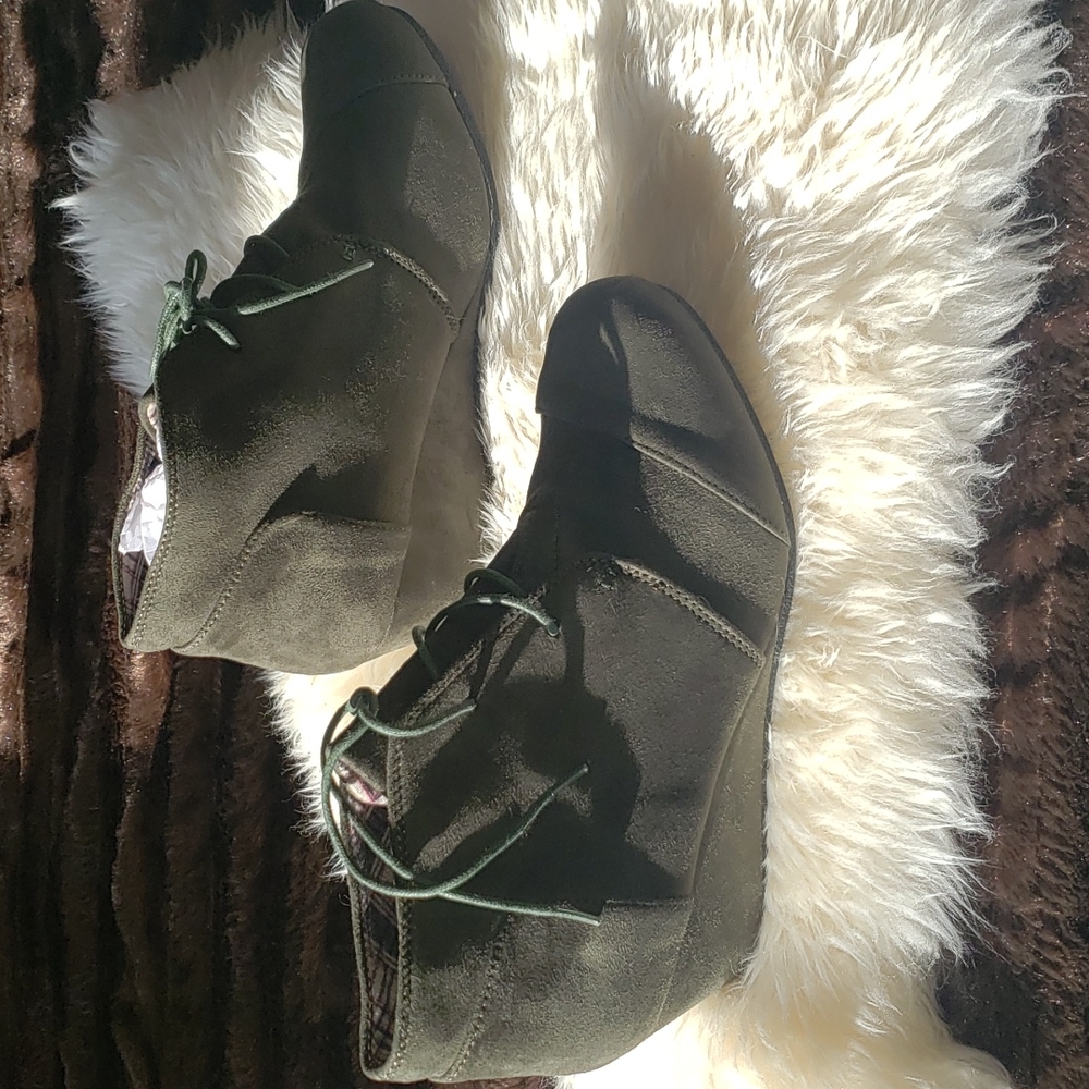 Forever 21 Patricia Lace Up Wedge Boot Olive Green 10M Nwot